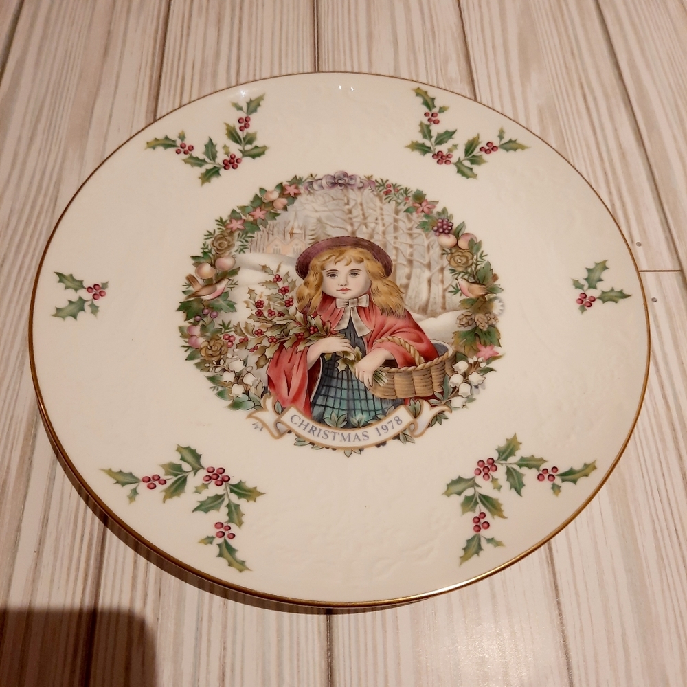 Royal Doulton 1978 Christmas Plate - Second of Series